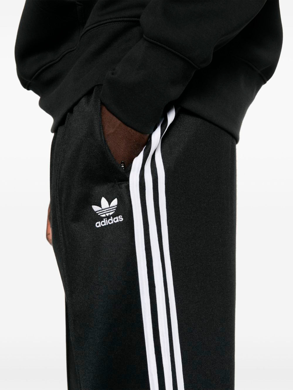 ADIDAS-BAGGY TRACKPANT-IZ4801 BLACK